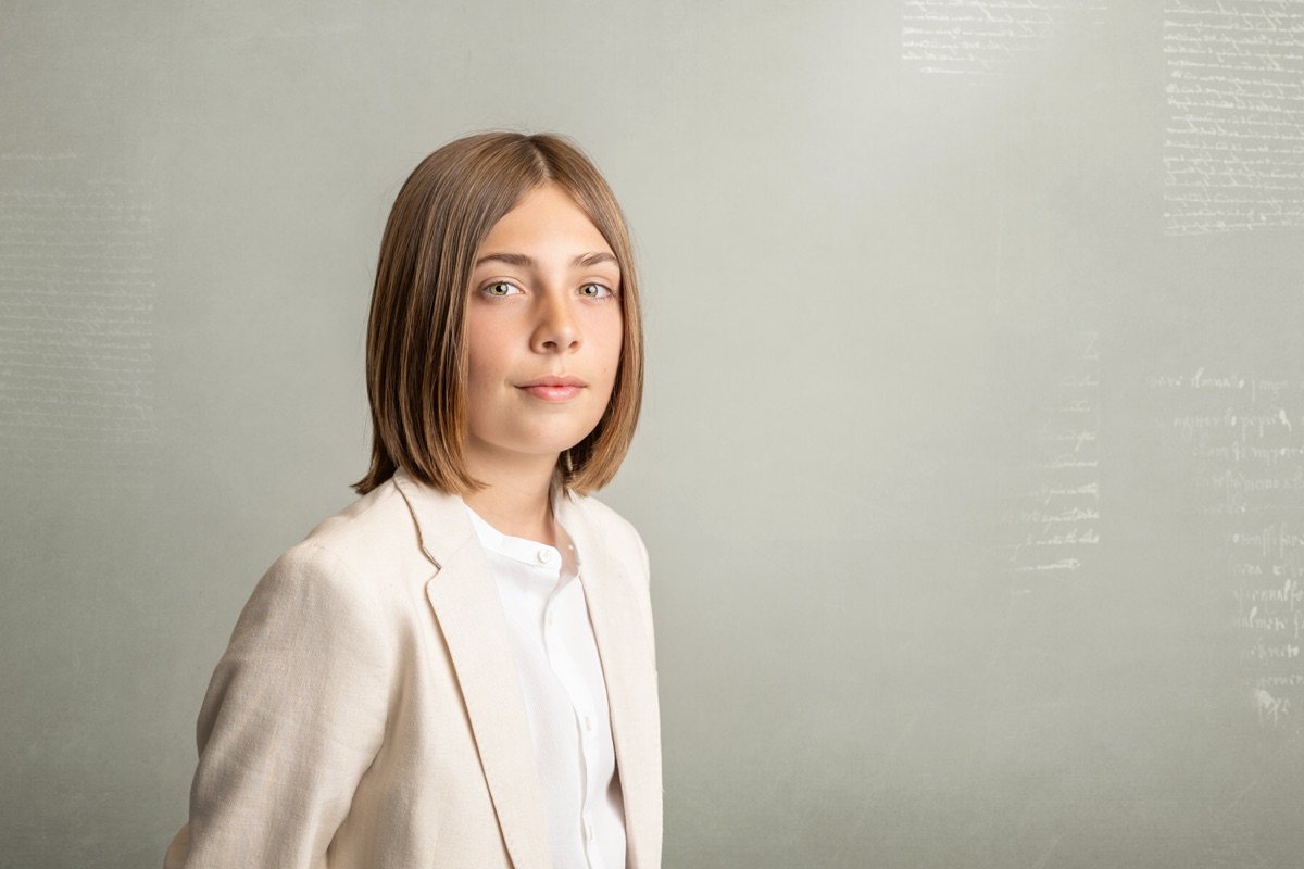 Retrato de un niño de Comunión con camisa blanca en un estudio de fotografía Fine Art.