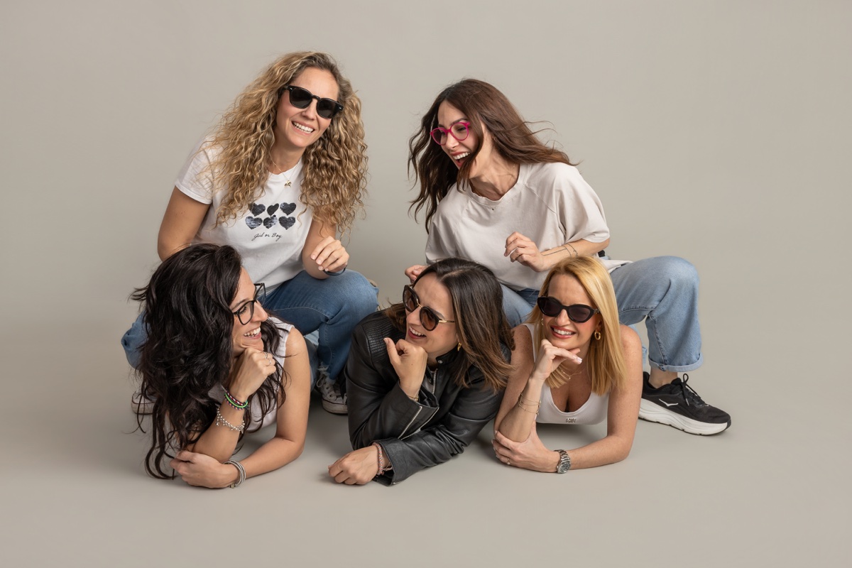 Cinco amigas comparten un momento juntas durante su sesión