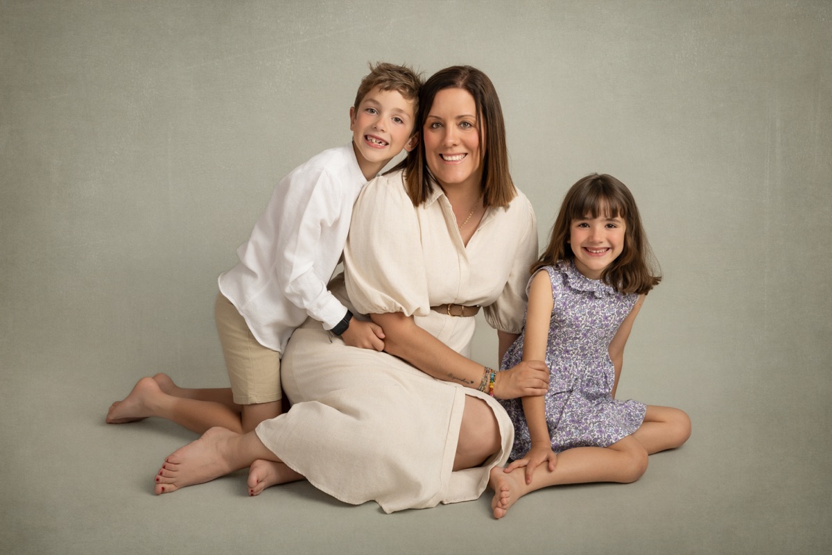 Una madre y sus hijos se abrazan juntos en un retrato familiar