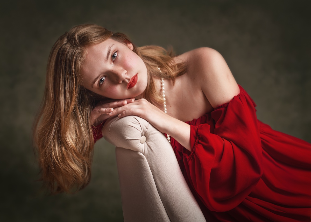 Retrato Fine Art con vestido rojo en una escena cuidada