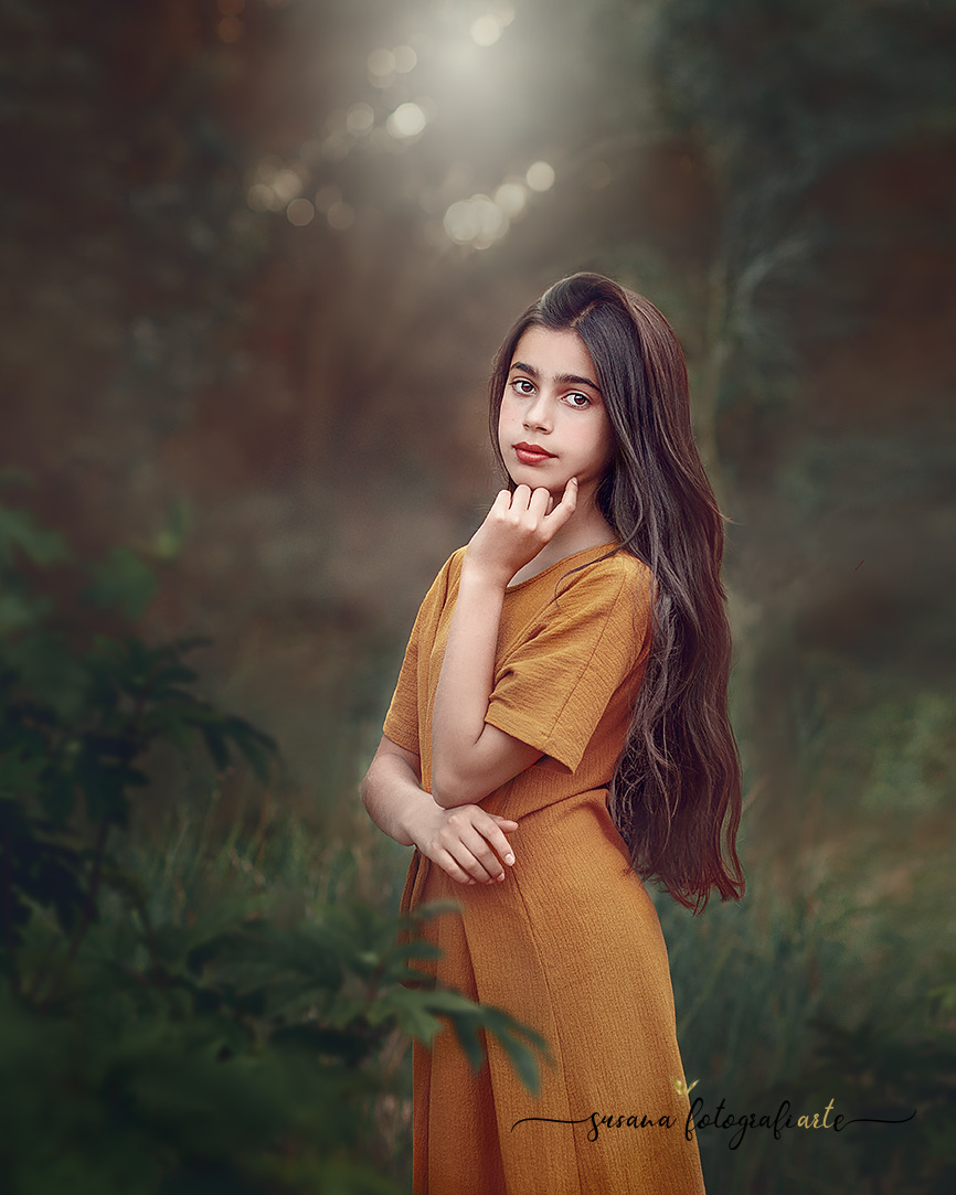 Retrato Fine Art infantil con vestido mostaza en un bosque