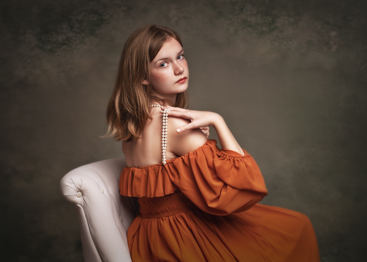 Retrato Fine Art con vestido terracota y perlas