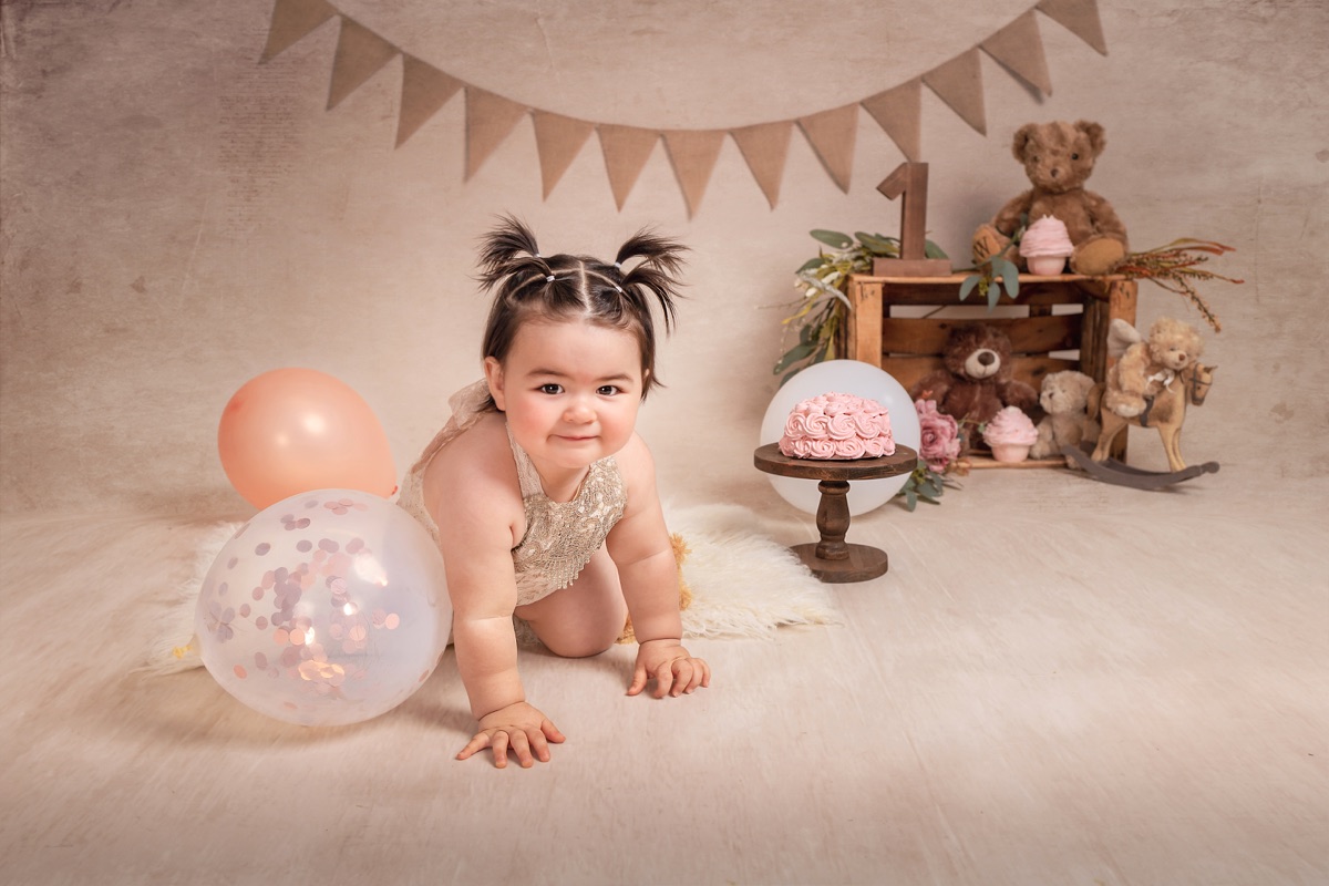 Fotografía de una sesión Smash Cake para celebrar el primer cumpleaños