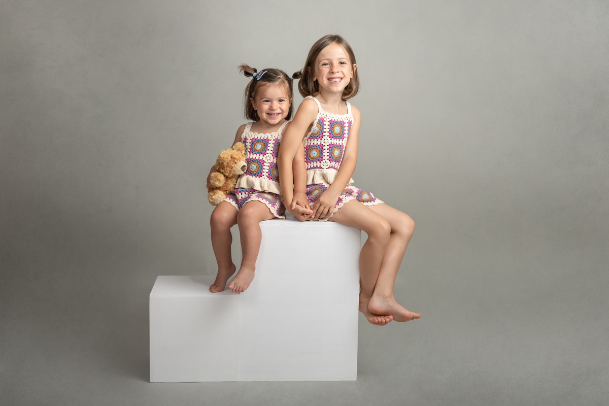 Dos hermanas juntas durante una sesión de retrato infantil