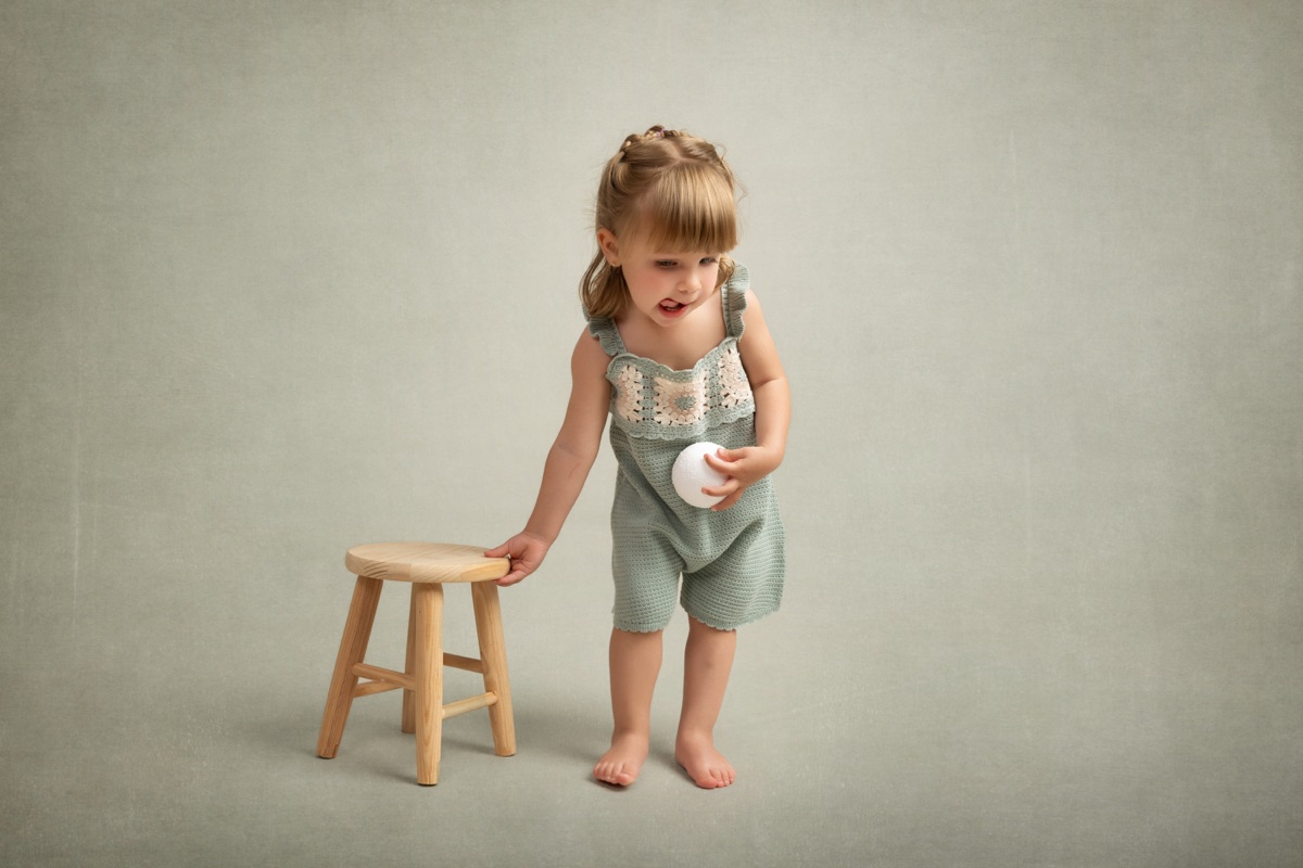 Niña pequeña explorando durante una sesión de fotografía infantil