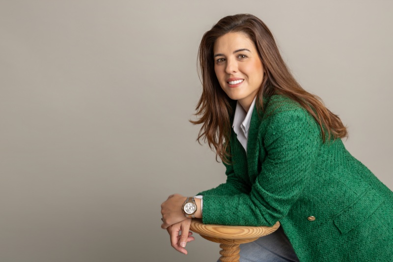 Retrato profesional de una mujer durante una sesión de marca personal