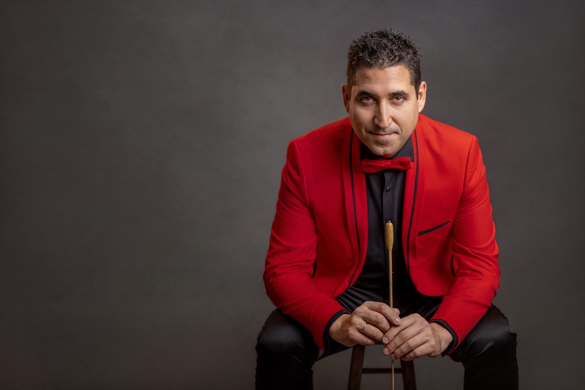 Retrato profesional de un hombre con chaqueta roja durante una sesión de marca personal