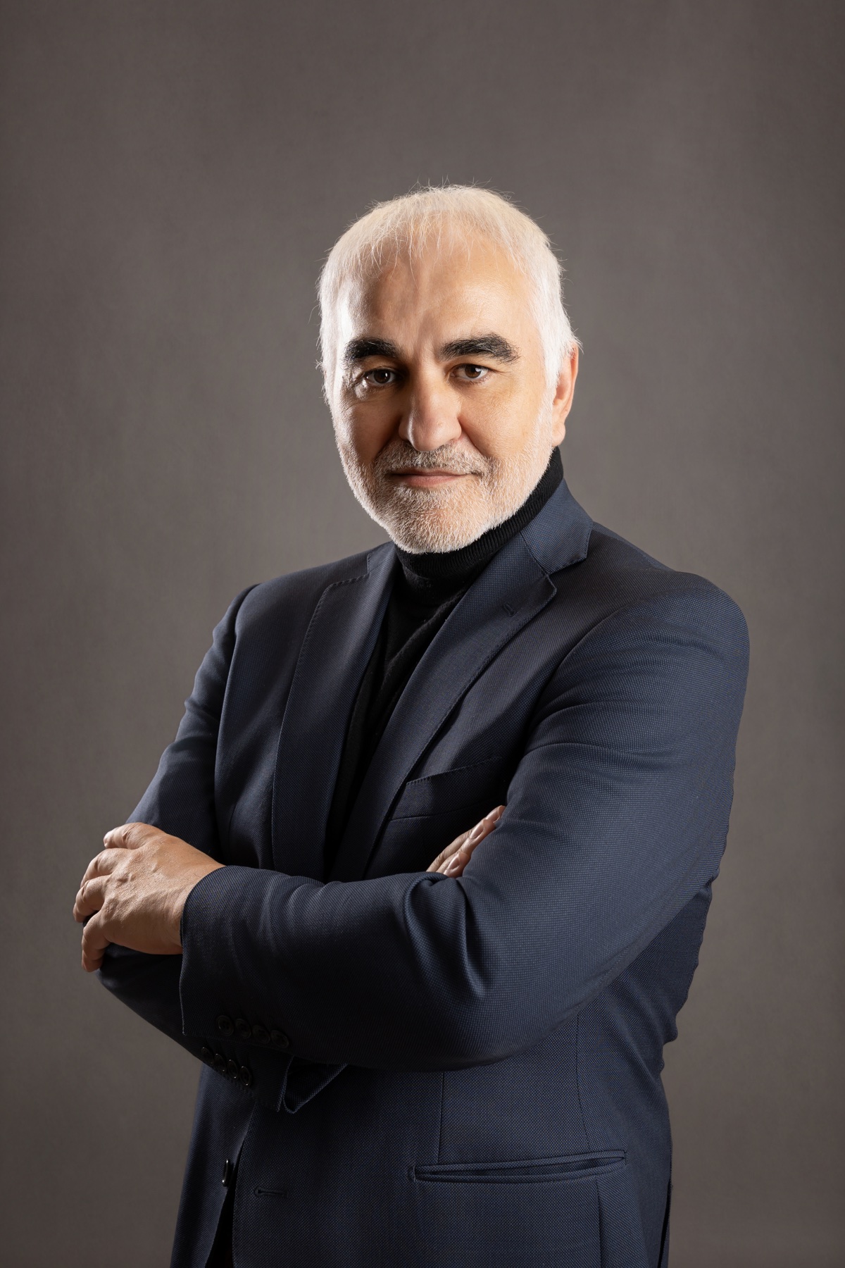 Retrato profesional de un hombre con barba, en una sesión cuidada de marca personal