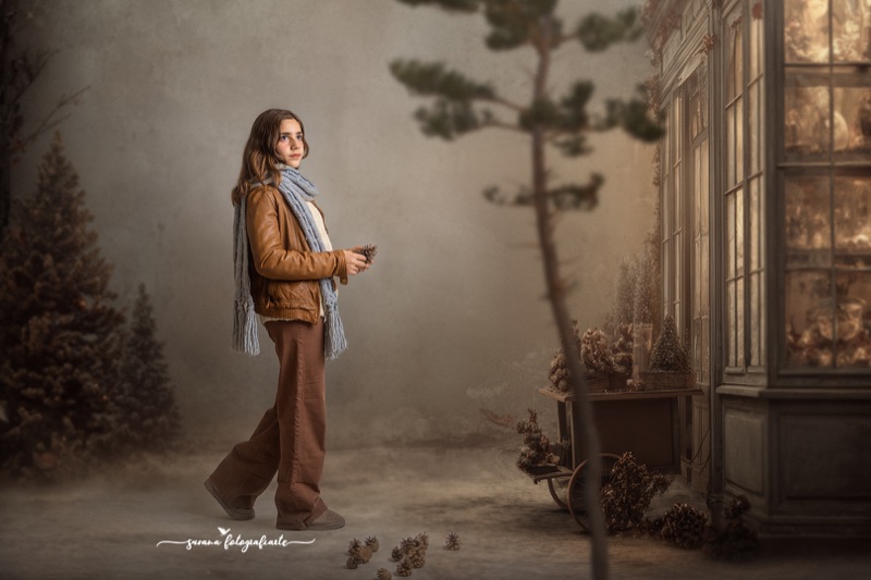Retrato de una joven paseando por un escenario invernal navideño