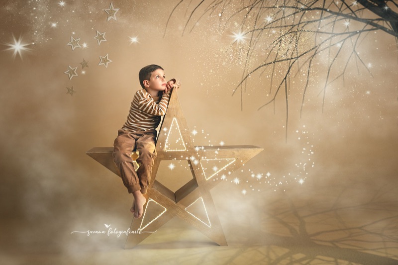 Retrato infantil con una estrella dorada de Navidad