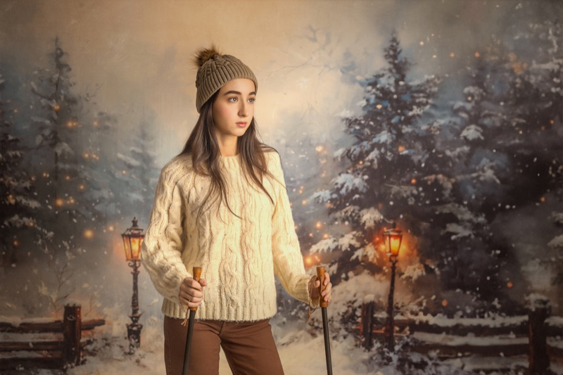 Retrato navideño de una niña con jersey claro en un bosque nevado
