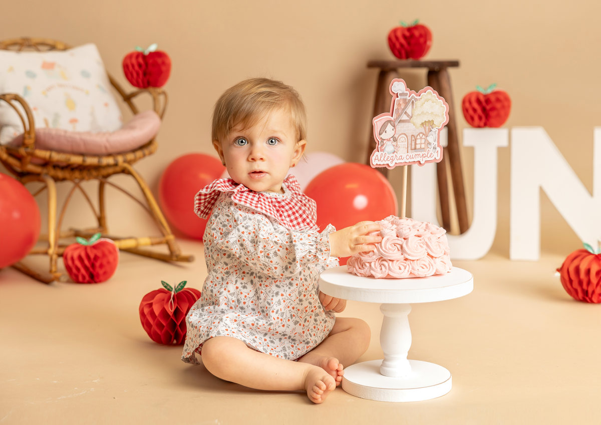 Bebé explorando el decorado y los elementos de una sesión Smash Cake.