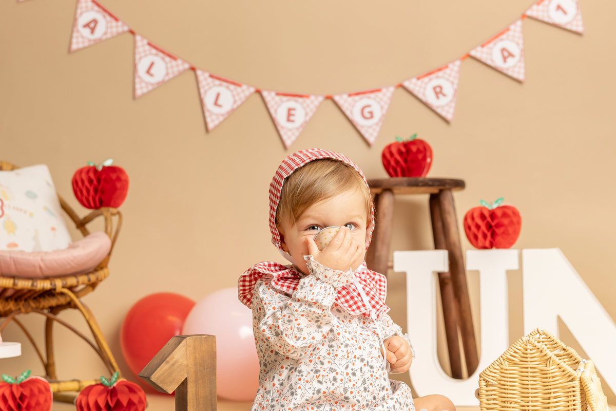 Primer plano de una bebé durante su sesión Smash Cake de primer cumpleaños.