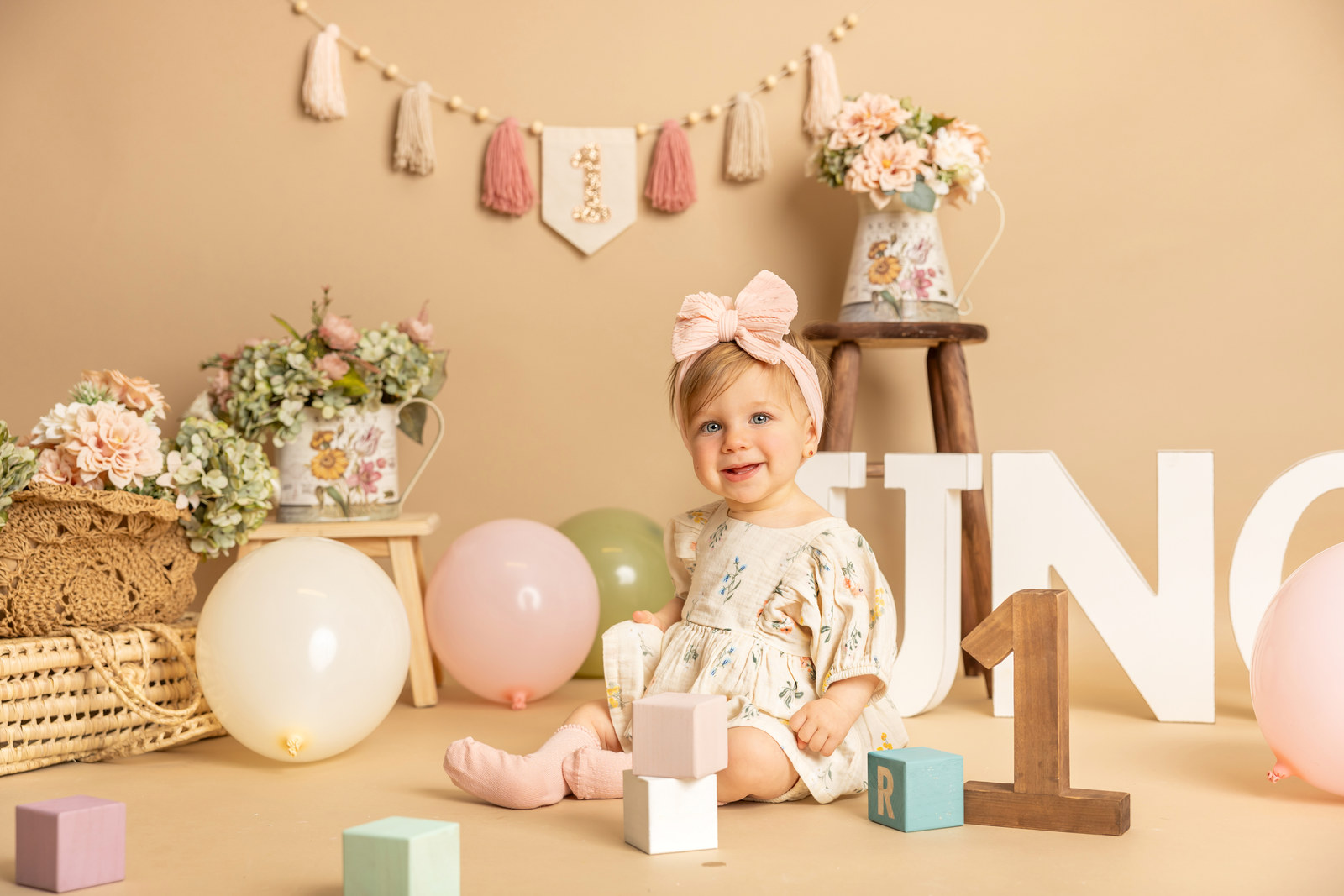 Bebé celebrando su primer cumpleaños en una sesión Smash Cake
