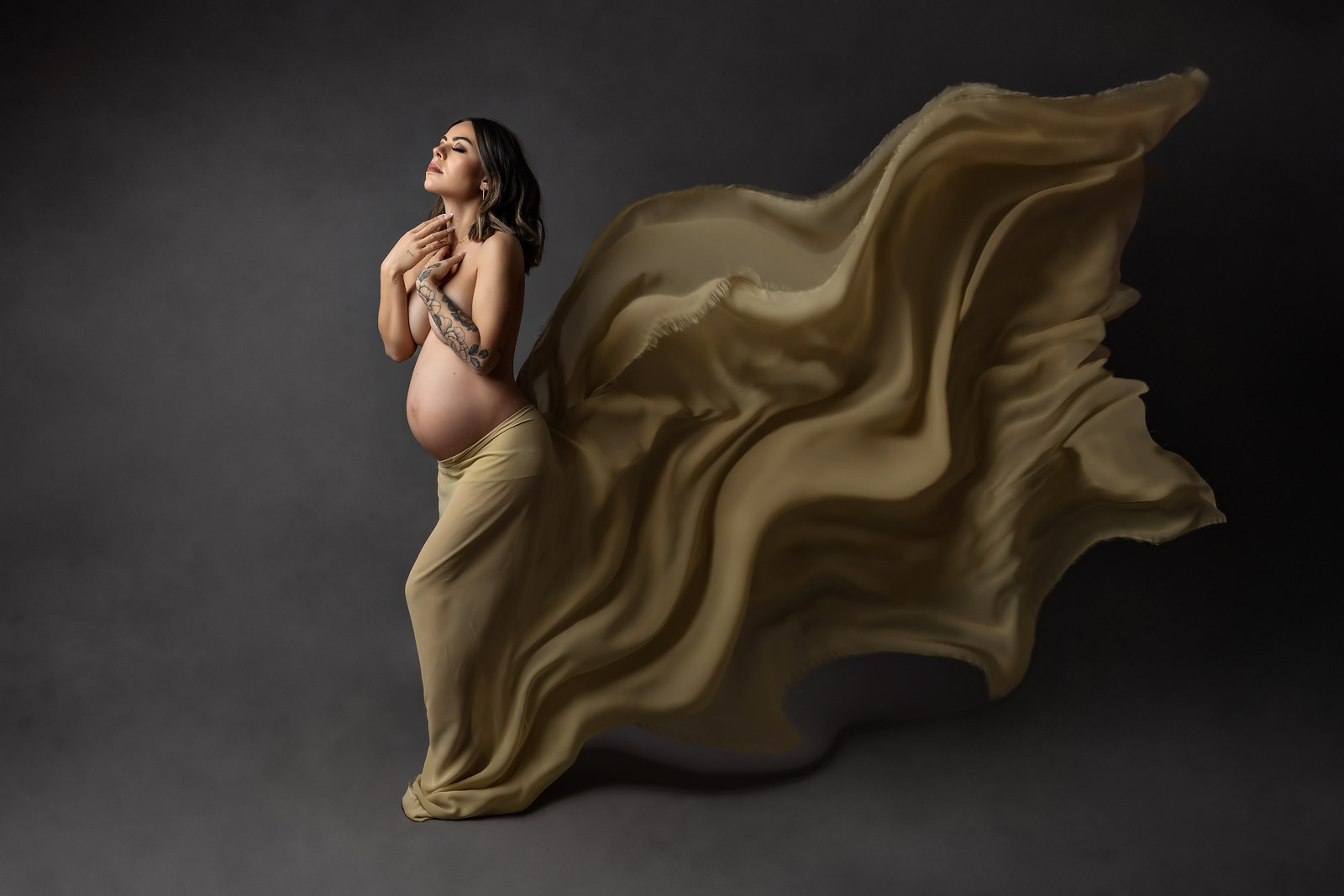 Fotografía artística de maternidad con vestido de tela en movimiento en Villanueva de la Cañada